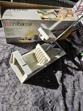 Mooie goed werkende brabantia maitre frietsnijder jaren 80....