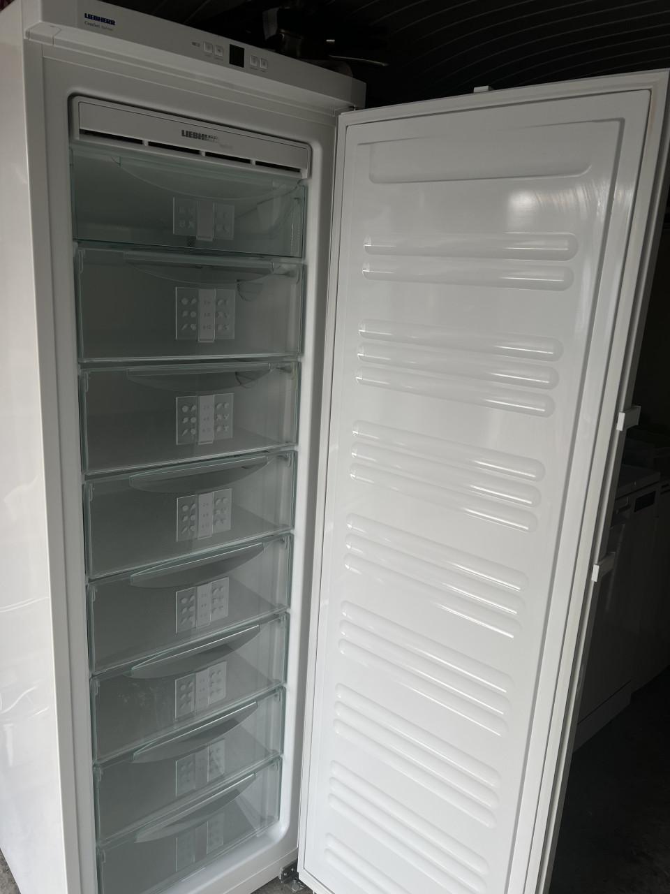 Liebherr NoFrost hoge Vrieskast 185x60 cm. Inhoud vriezer 304 liter