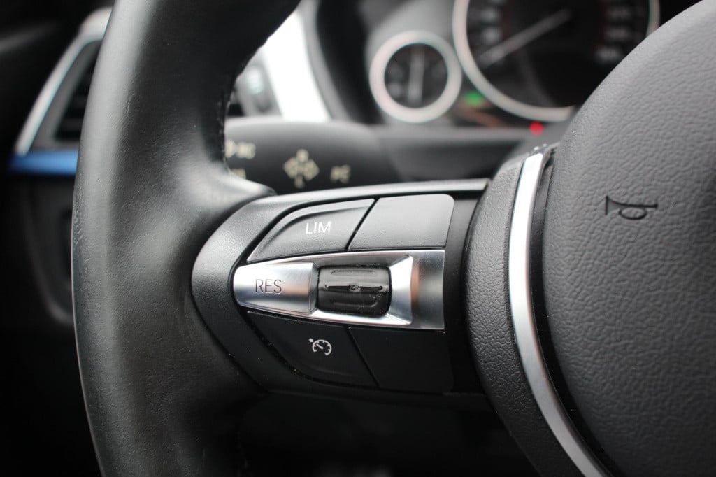 BMW 3-serie touring 318i m sport edition aut. - navi groot - adap led - pdc