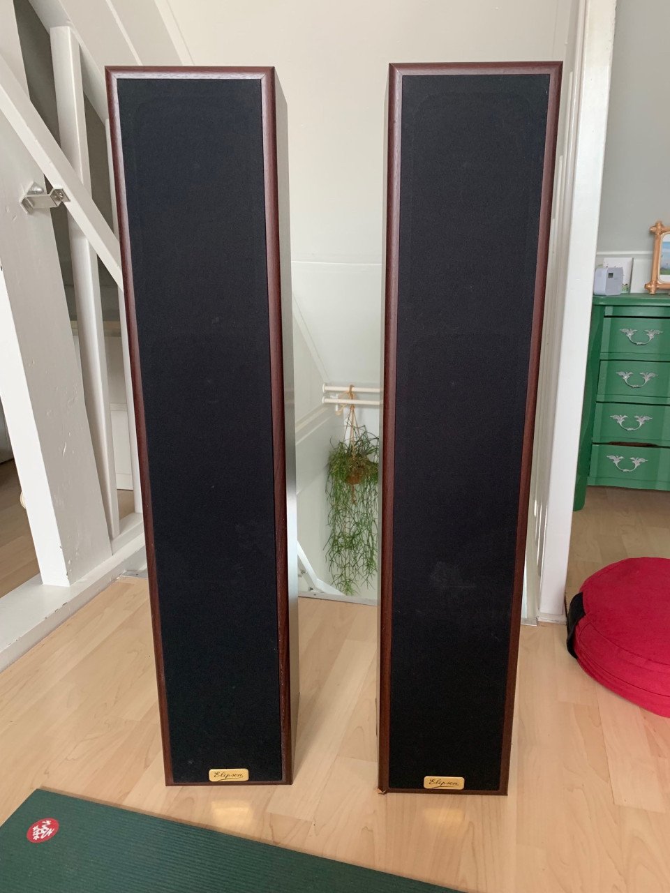 Gratis speakers waarvan 1 niet geheel functioneel