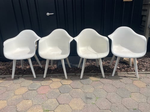 4 witte tuinstoelen gratis!