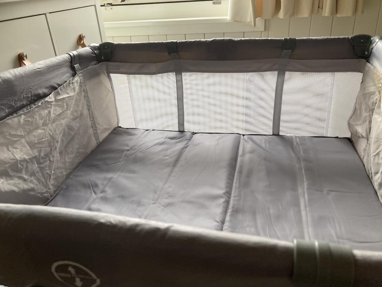 In perfecte staat: inklapbare box om te laten spelen of slapen!