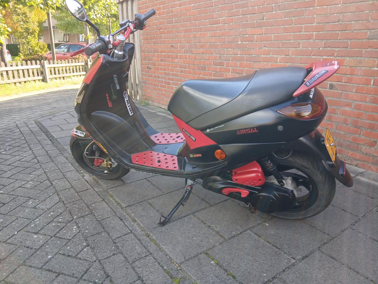 Te koop stoere peugeot vivacity met geel kenteken