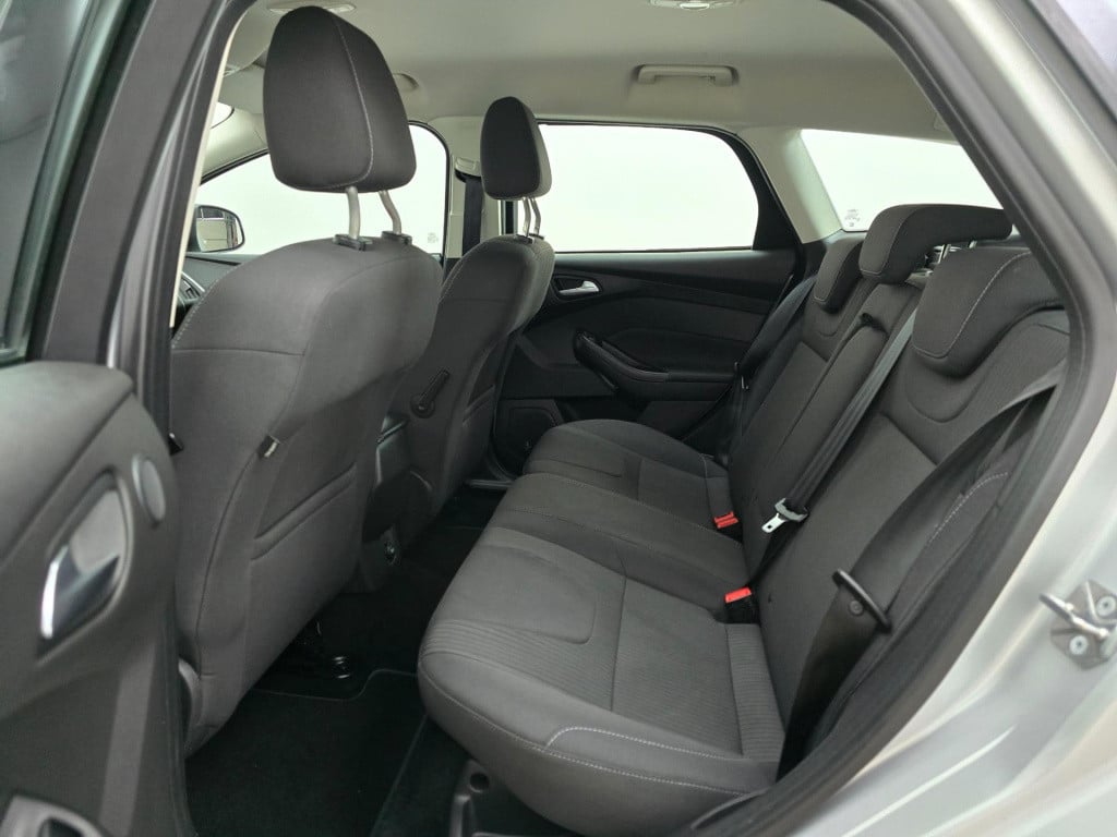 Ford Focus wagon stationwagen titanium luxe versie met cruisecontrol en blu