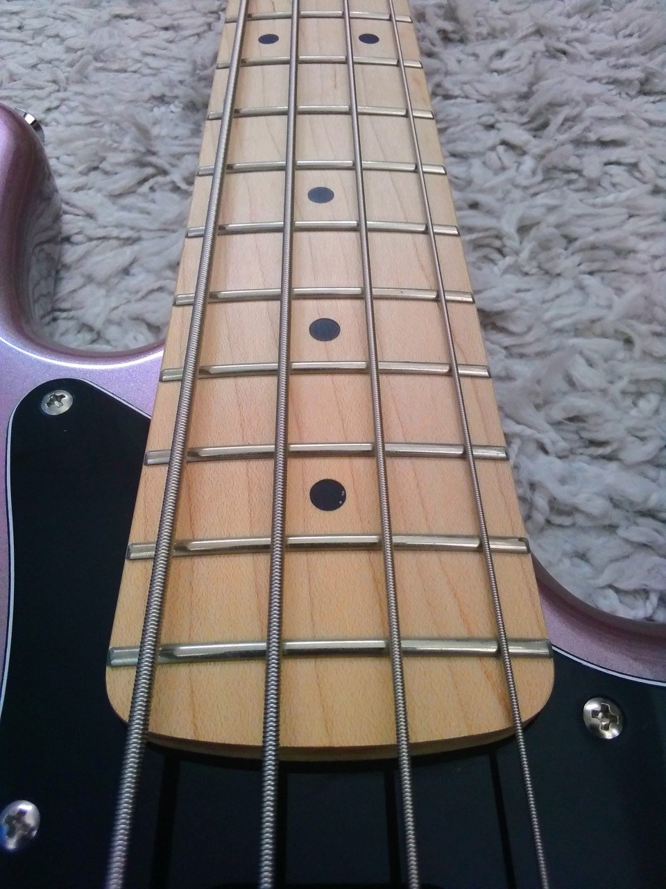 Squier Affinity Jazz Bass 2024 Burgundy Mist/Penny 190 euro.