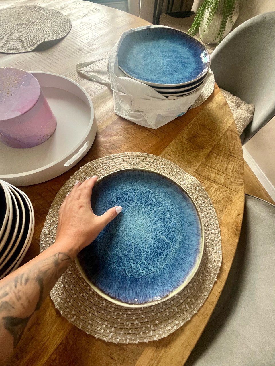 Prachtig hand gemaakt servies bestaande uit bordenmokken en kommen blokker