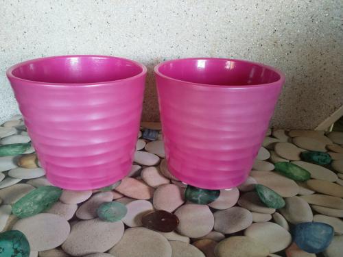 2 roze, aardewerken sierbloempotten