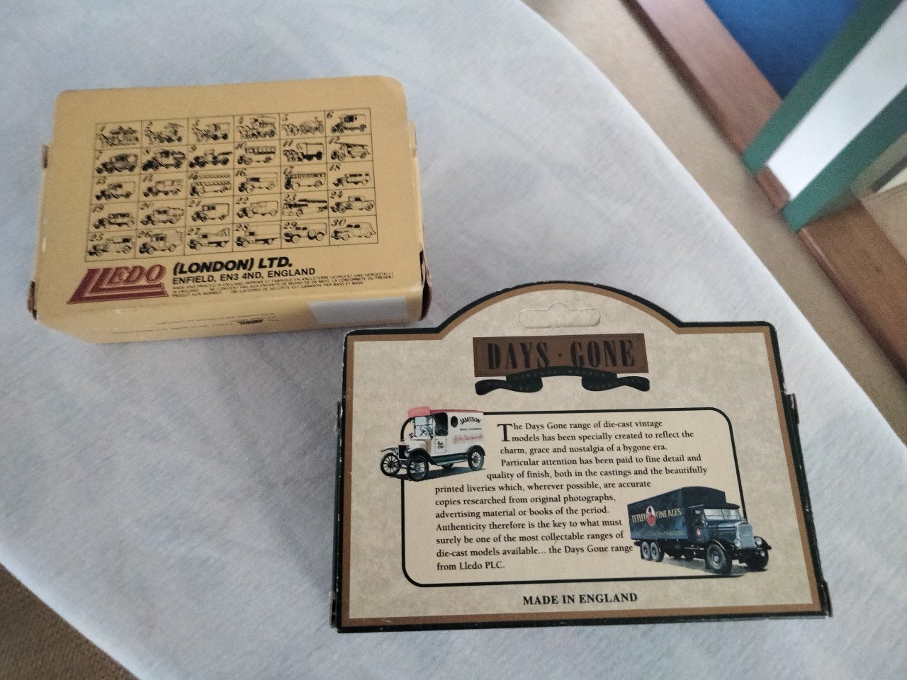 2 MODELLEN VAN DAYS GONE BY.