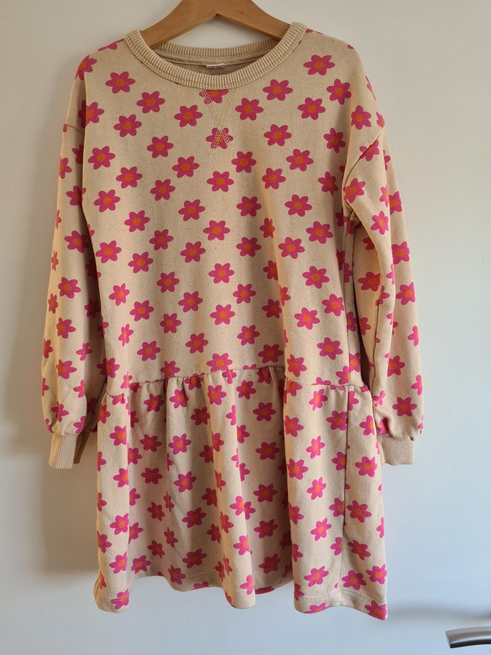 Beige met roze bloemen jurk van Zeeman  - Maat 122-128