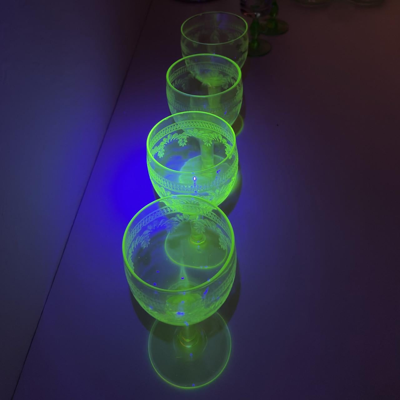 Uranium wijnglazen 4 of 5 stuks, uv395