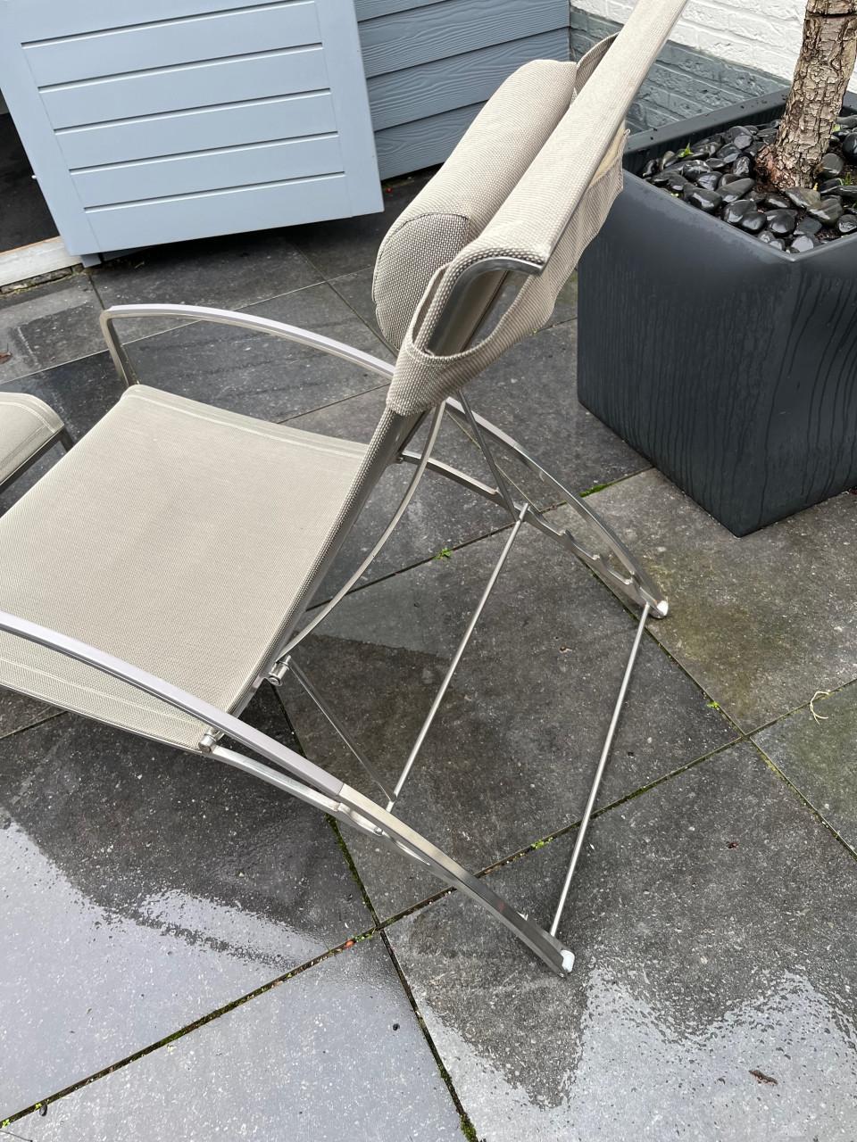 Twee Royal Botania loungestoelen QT collectie, kleur zand