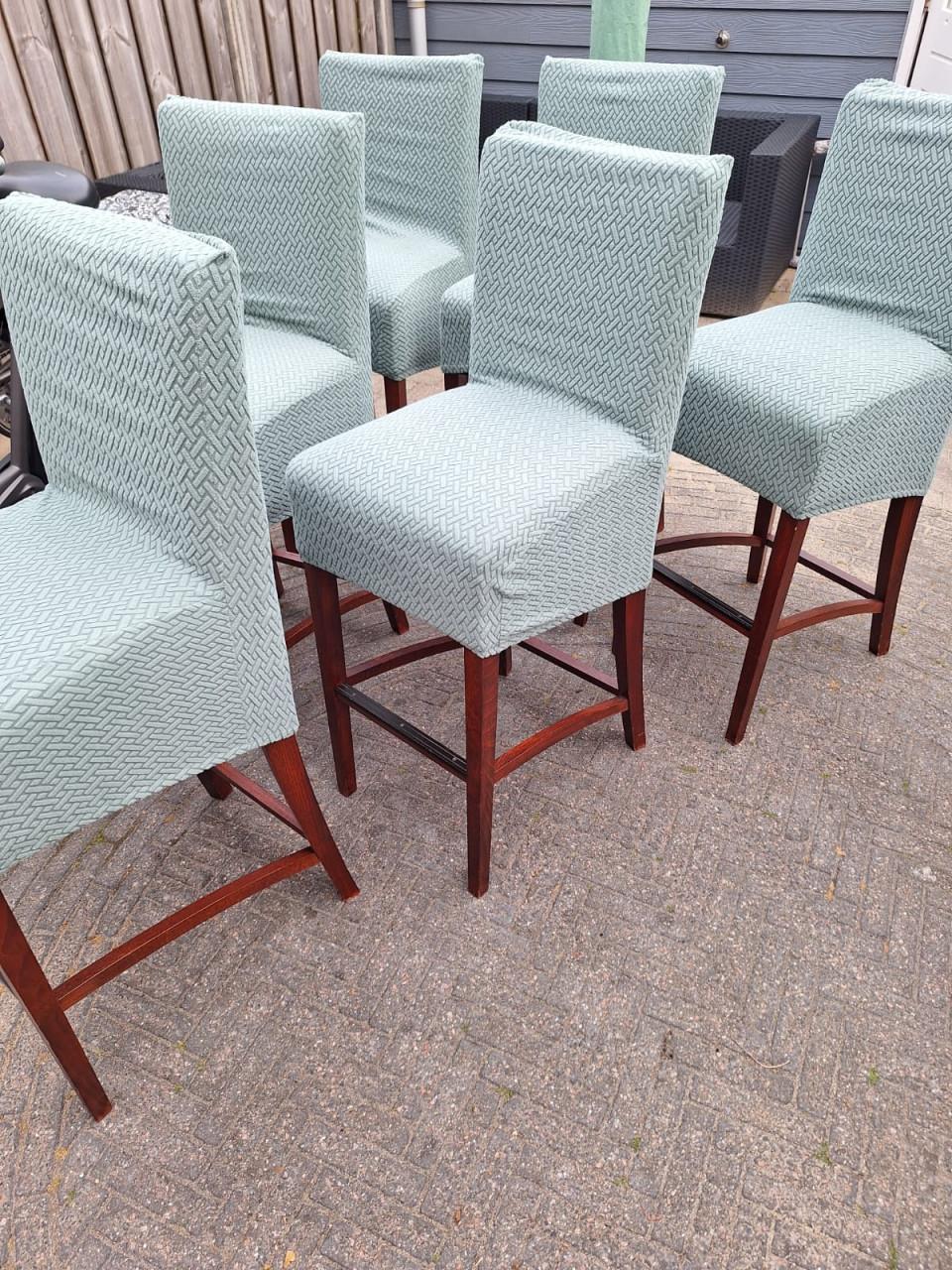 4 barstoelen € 40,-