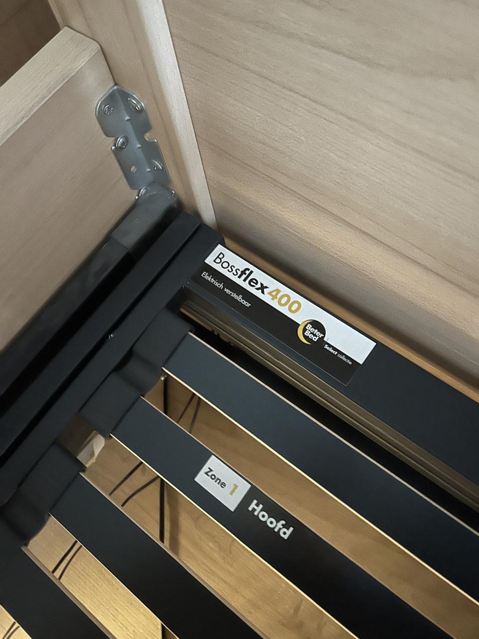 Seniorbed met verstelbare lattenbodem + matras en nachtkast