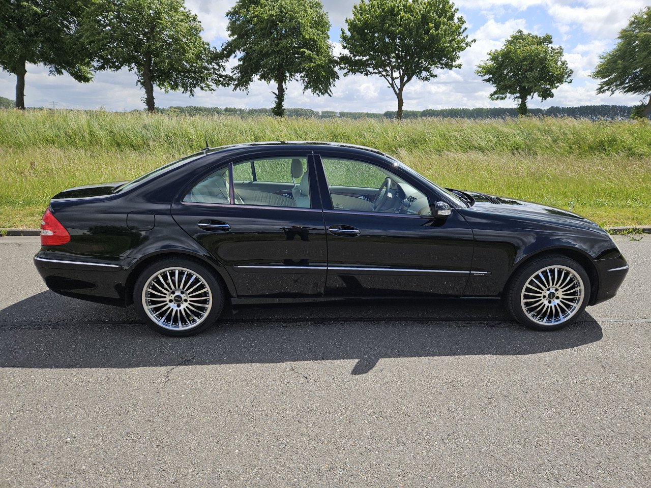 * MERCEDES E 320 BENZINE * NL AUTO * 225.831 KM N.A.P. *