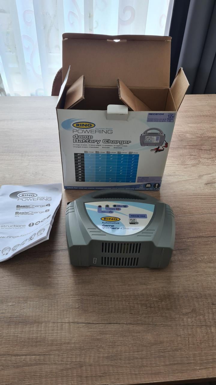 NIEUW Acculader merk RING 12V-4Amp.50Ah
