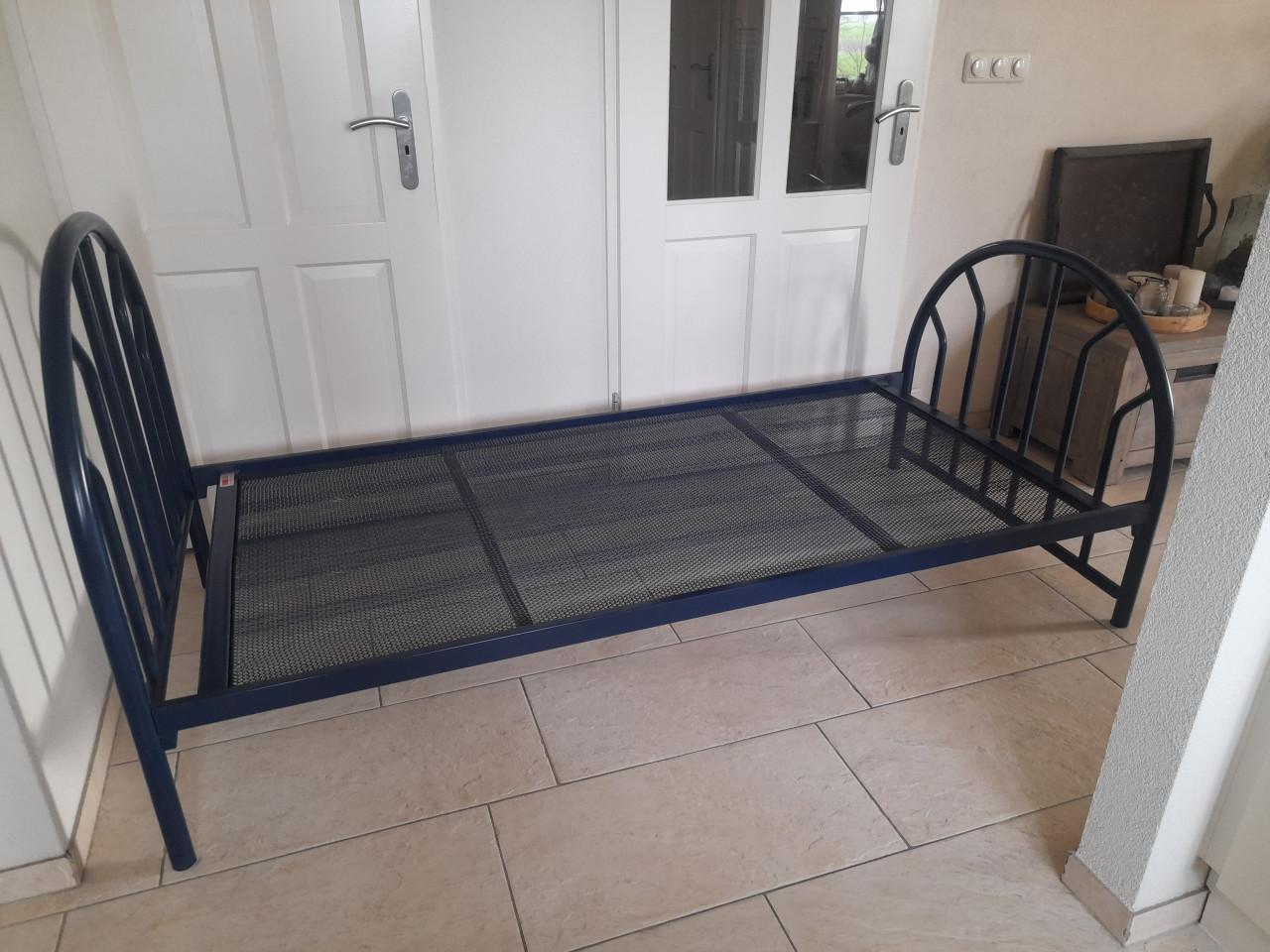 Metalen 1 persoons bed ( in goede staat )