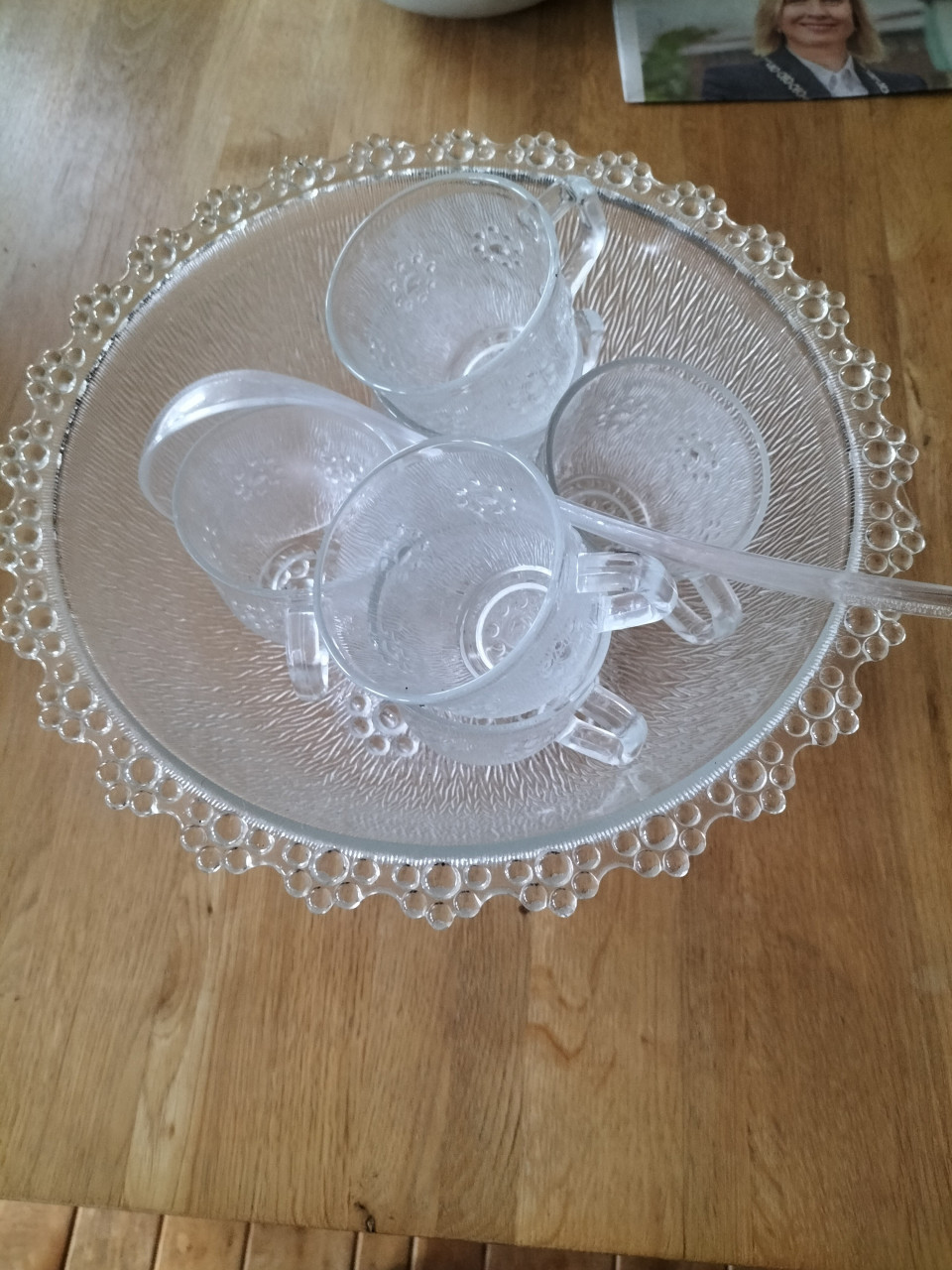 Glazen bowl-schaal met 6 glazen kopjes en plastic bowl-schep.