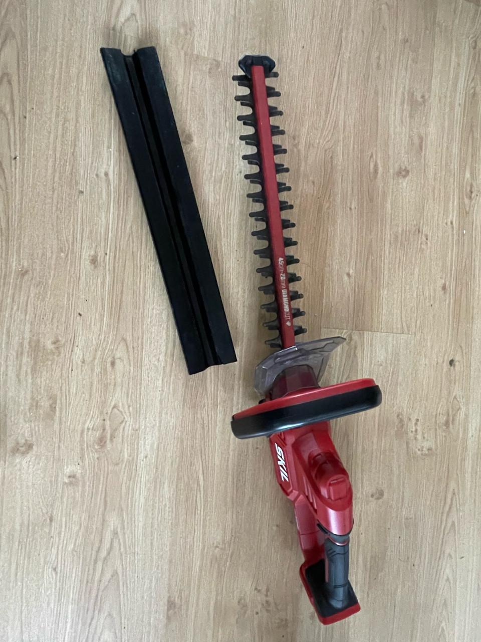 Heggeschaar incl accu + snellader Skil