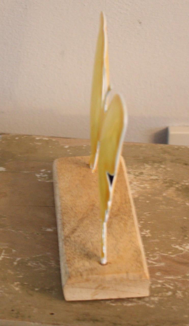 Metalen vlinder op houten sokkel