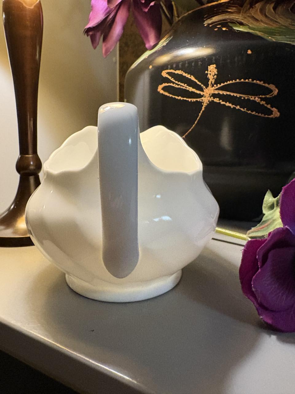 Roomwitte sauskom van Wedgwood.