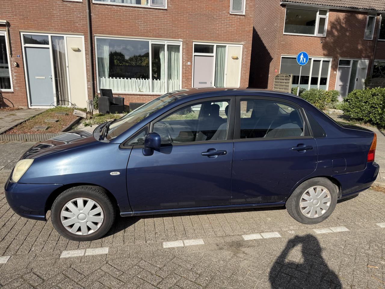 Donkerblauwe Suzuki LIANA