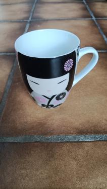 Mok van Yoshimi, Kimmidoll collection. 2 Verschillende kanten op de mok.