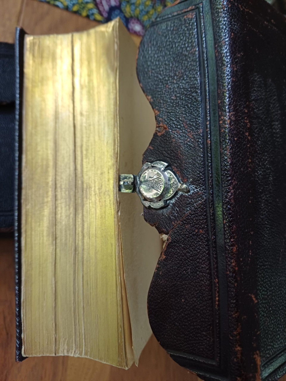 Bijbeltje met zilver slot