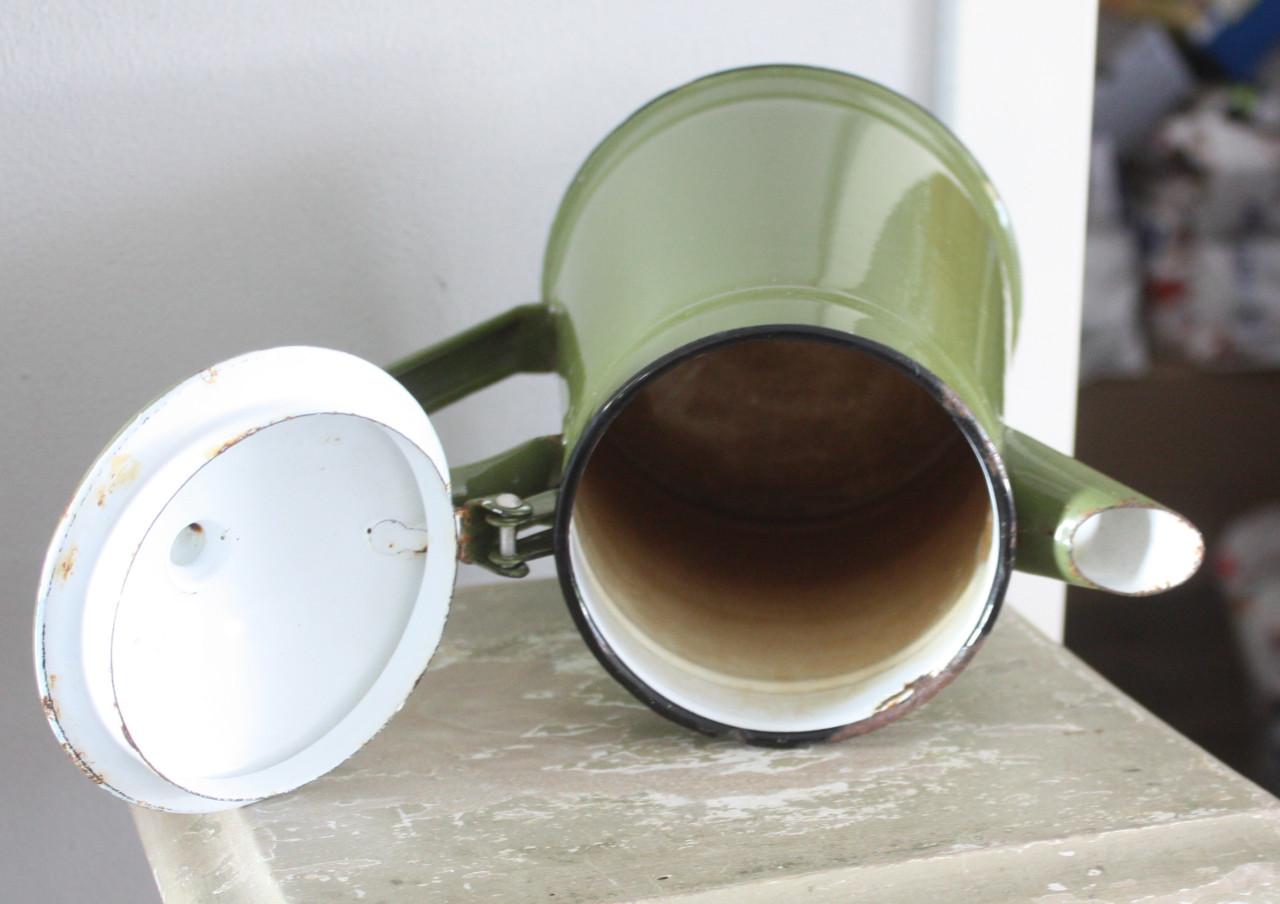 Groene emaille koffiekan