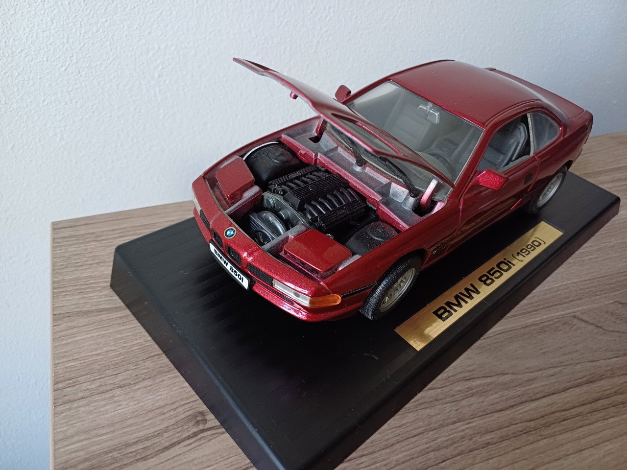 BMW 850i (1990) - Road Legends 1:18
