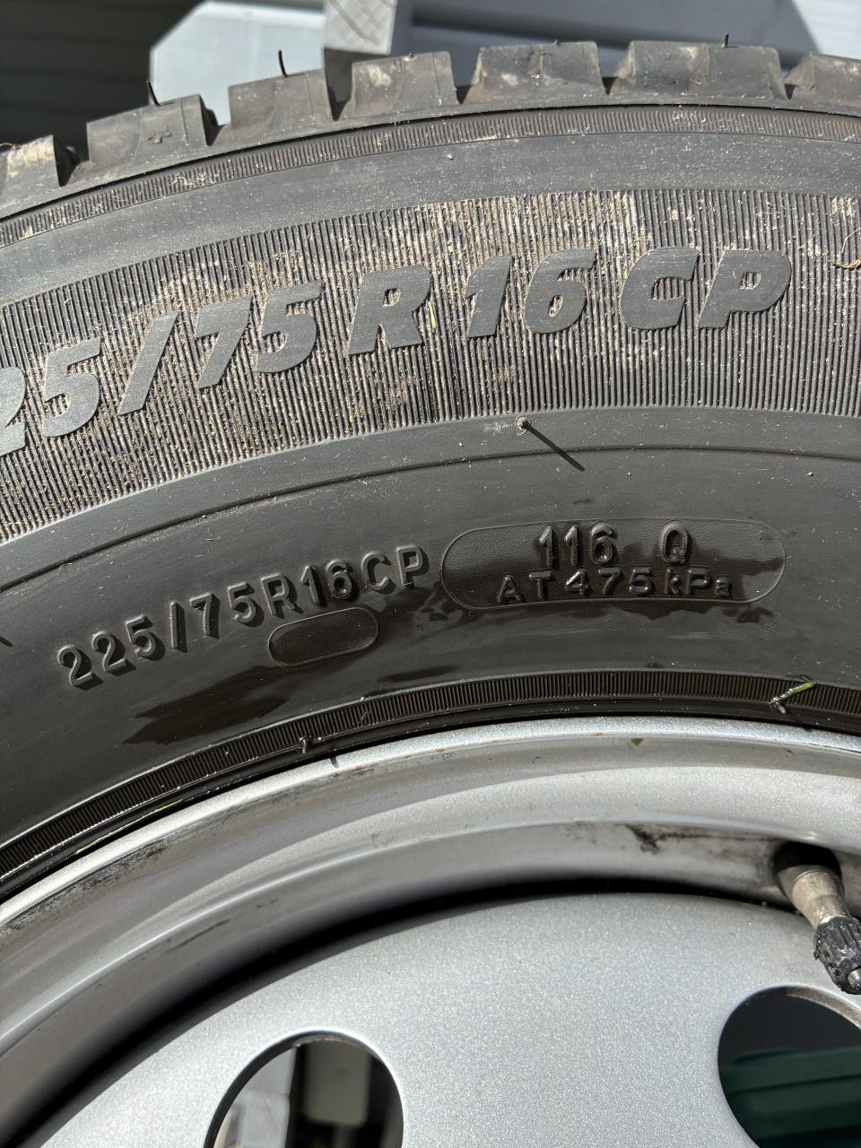 Michelin Agilis camping 225/75-16 set
