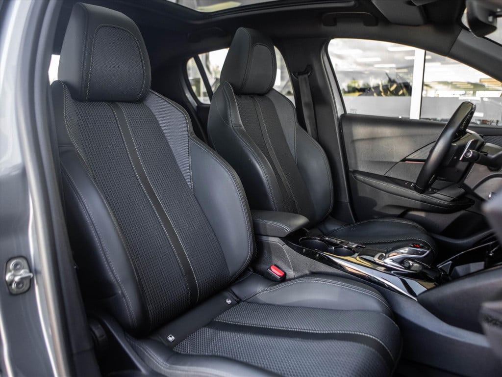 Peugeot 208 1.2 puretech 100pk gt-line automaat | panoramadak | navigatie |