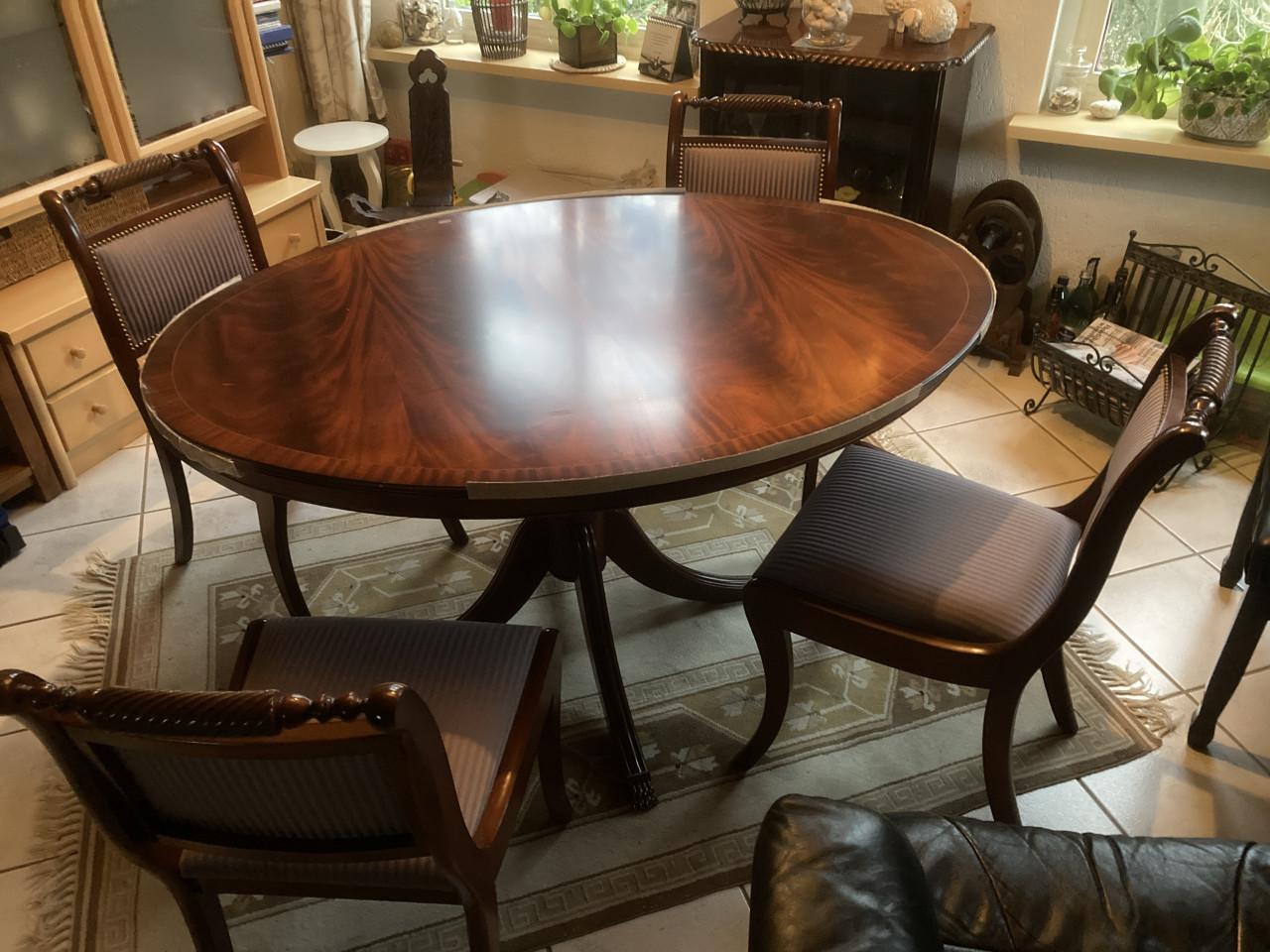 Klassieke Belgische Mahonie Eettafel (Aurora Izegem) + 4 Stoelen