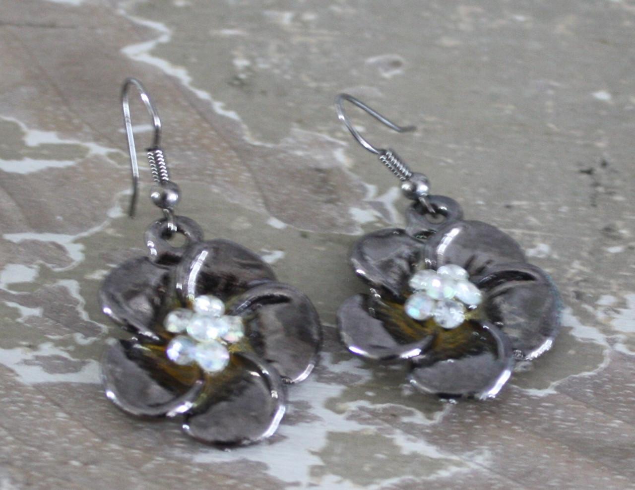 Zilverkleurige oorhangers met bloem en steentjes