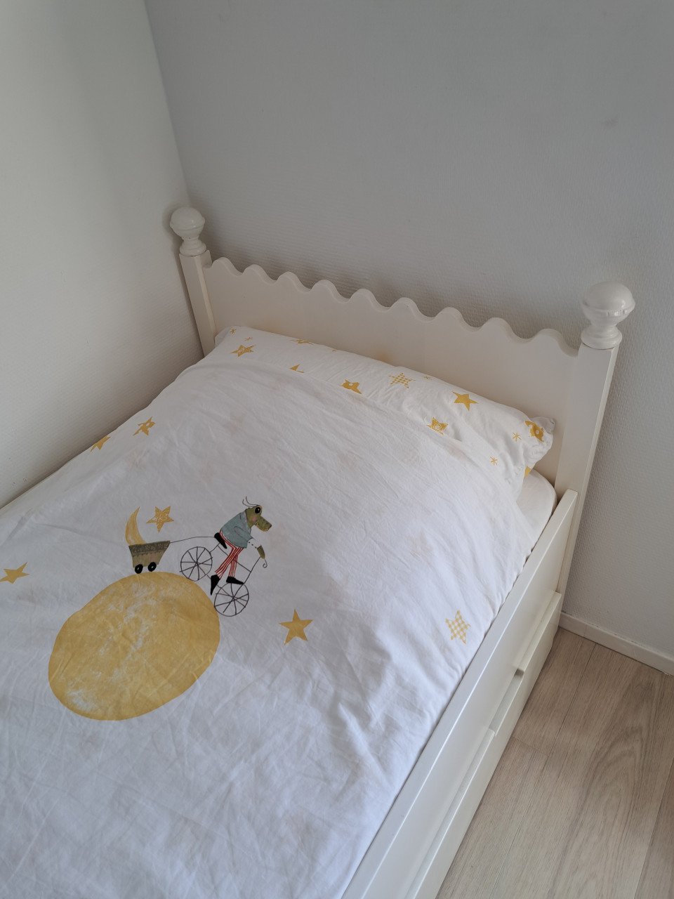 Mooi wit houten kinderbed met opberglades incl lattenbodem en matras!