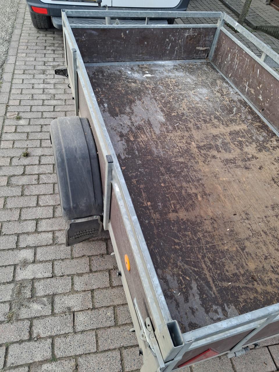 Aanhangwagen met loofrekken