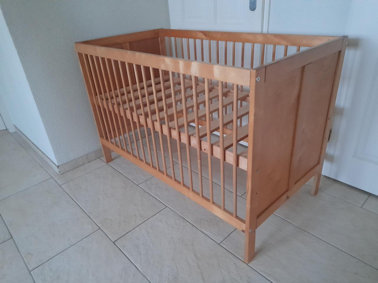 Houten ledikantje (in goede nette staat )