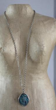 Zilverkleurige  parelmoer blauwe ketting en hanger