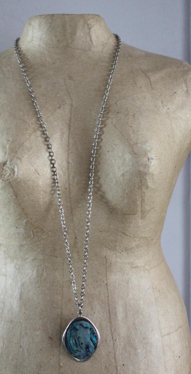 Zilverkleurige  parelmoer blauwe ketting en hanger