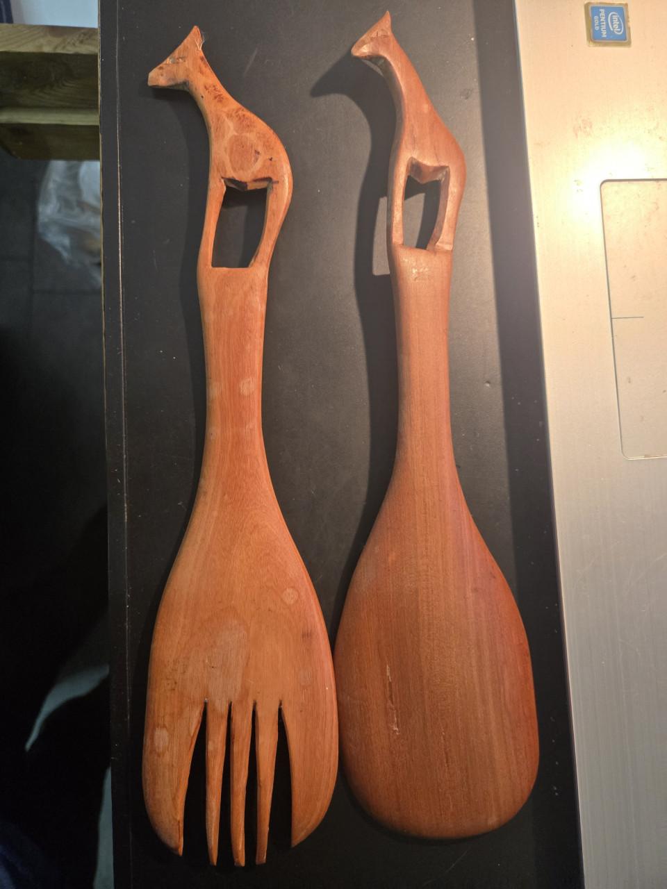 Handgesneden houten Afrikaanse saladebestek met giraffen 30cm
