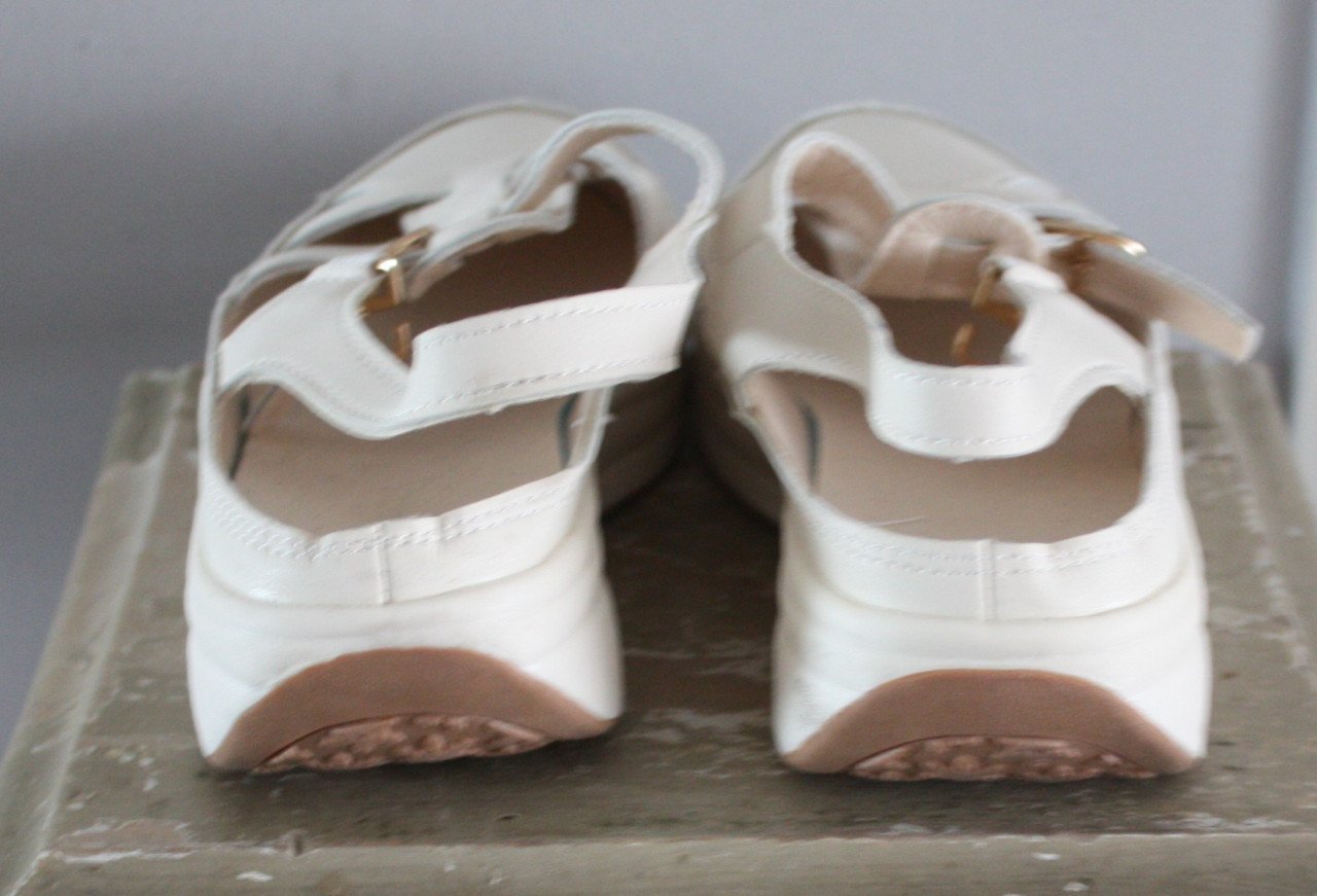 Nieuwe beige sandaalen  maat 36
