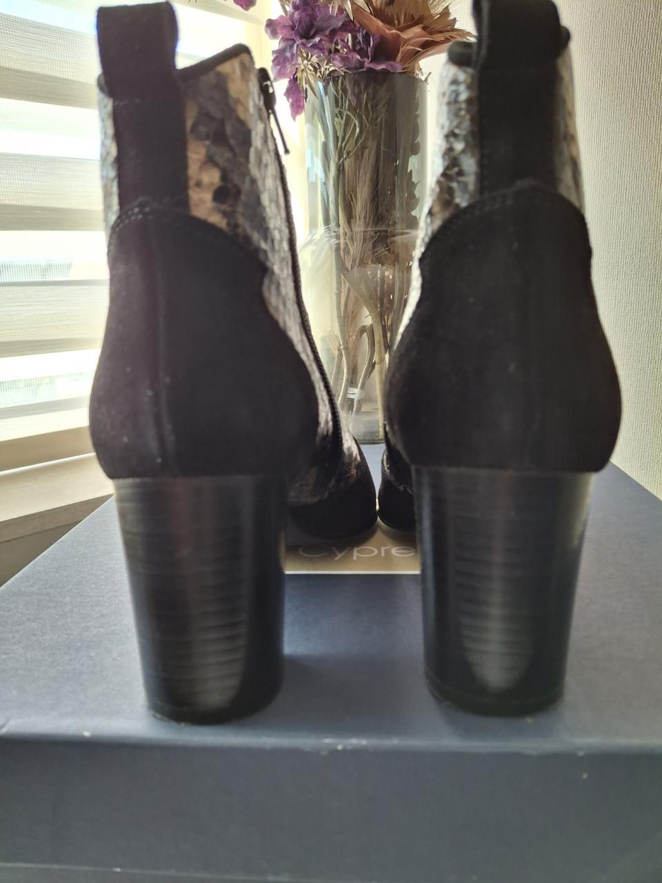 Enkellaarsjes merk cypres