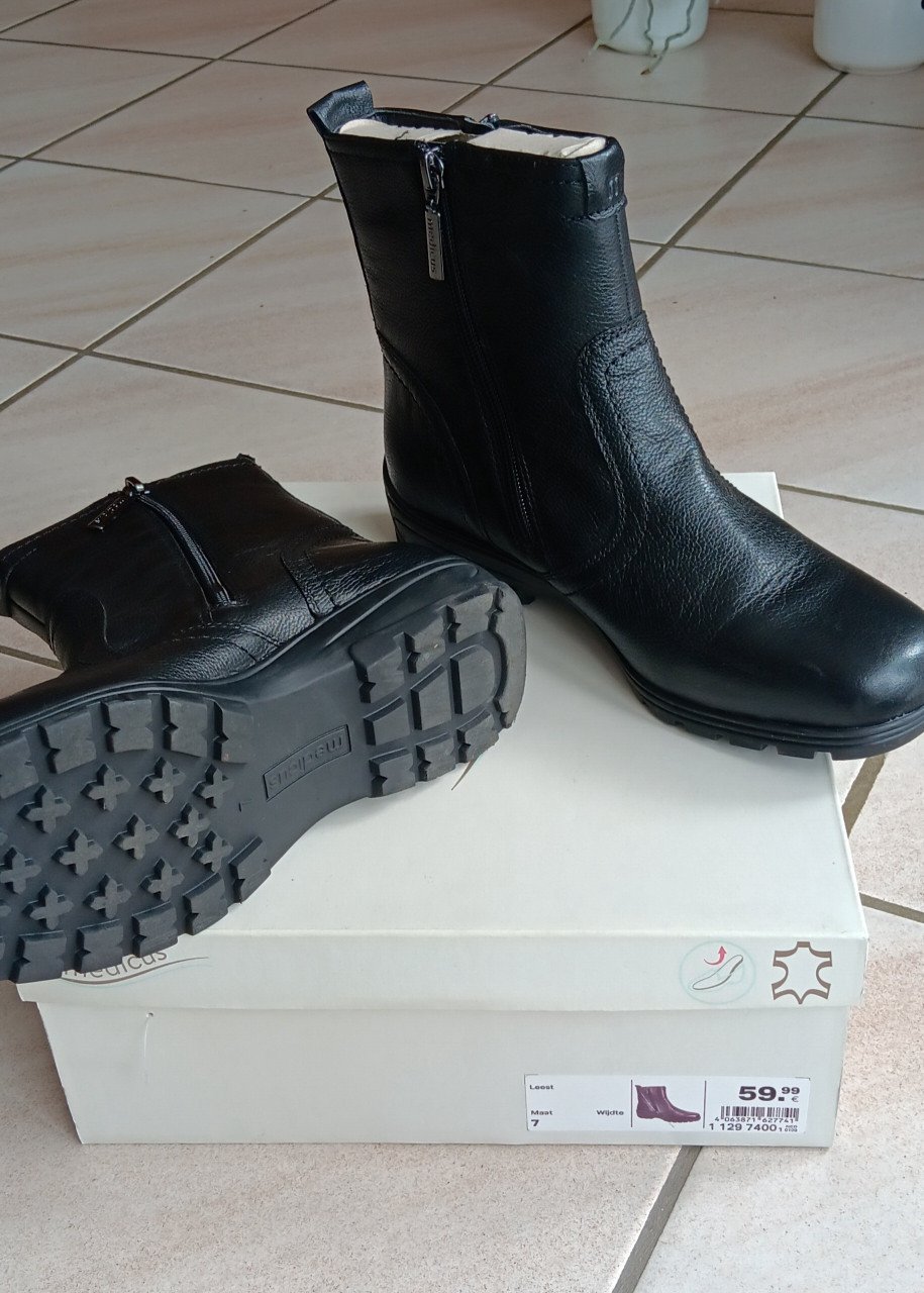 NIEUWE GEVOERDE WINTERLAARZEN (lekker warm)