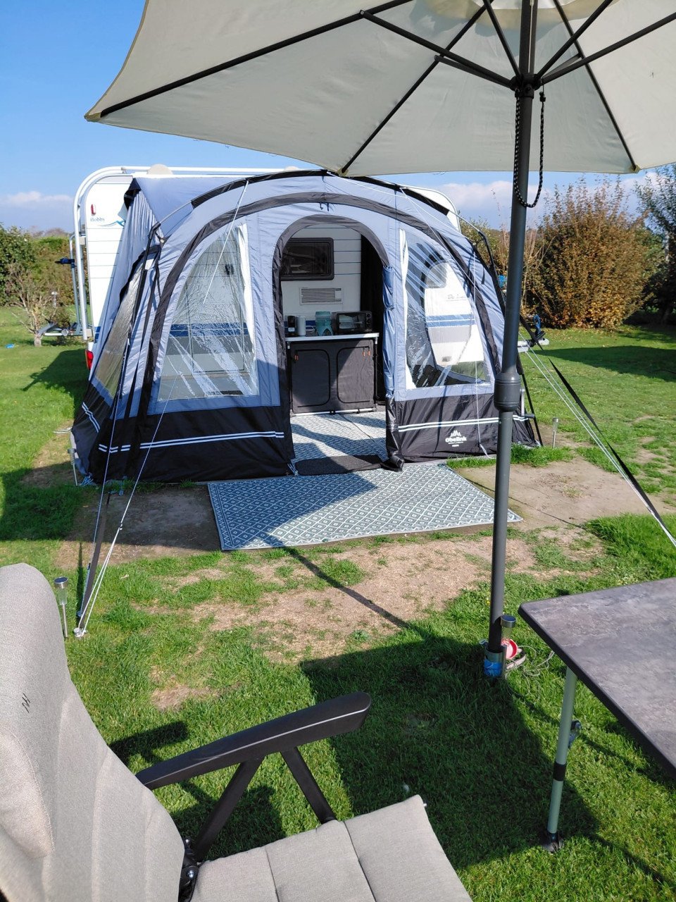 Hobby 400 SF (2001) met voortent en luifeltje