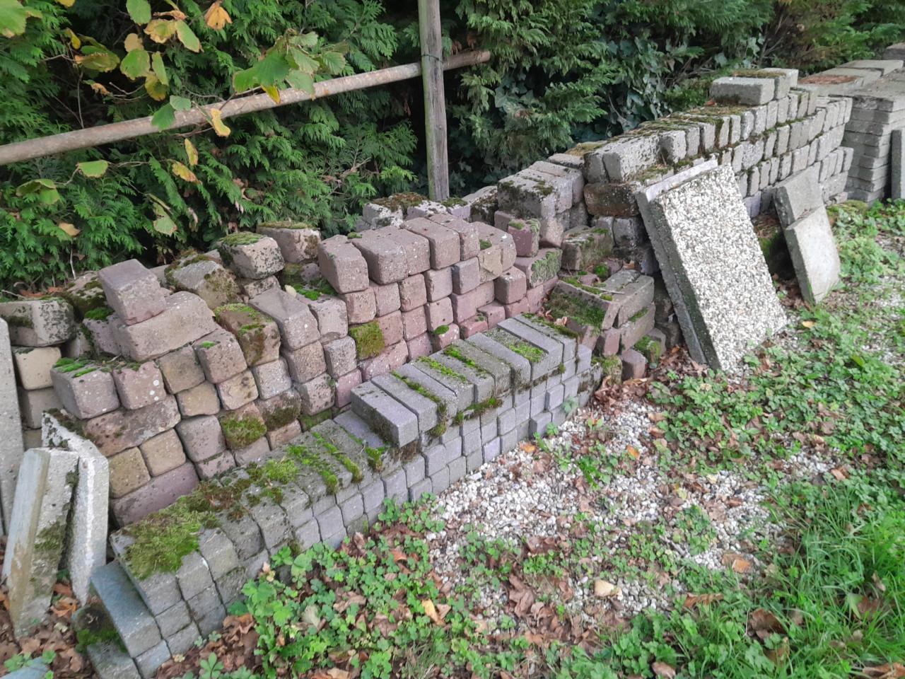 Div partijen betonklnkers, overige straat klinkers, trotoirtegels enz