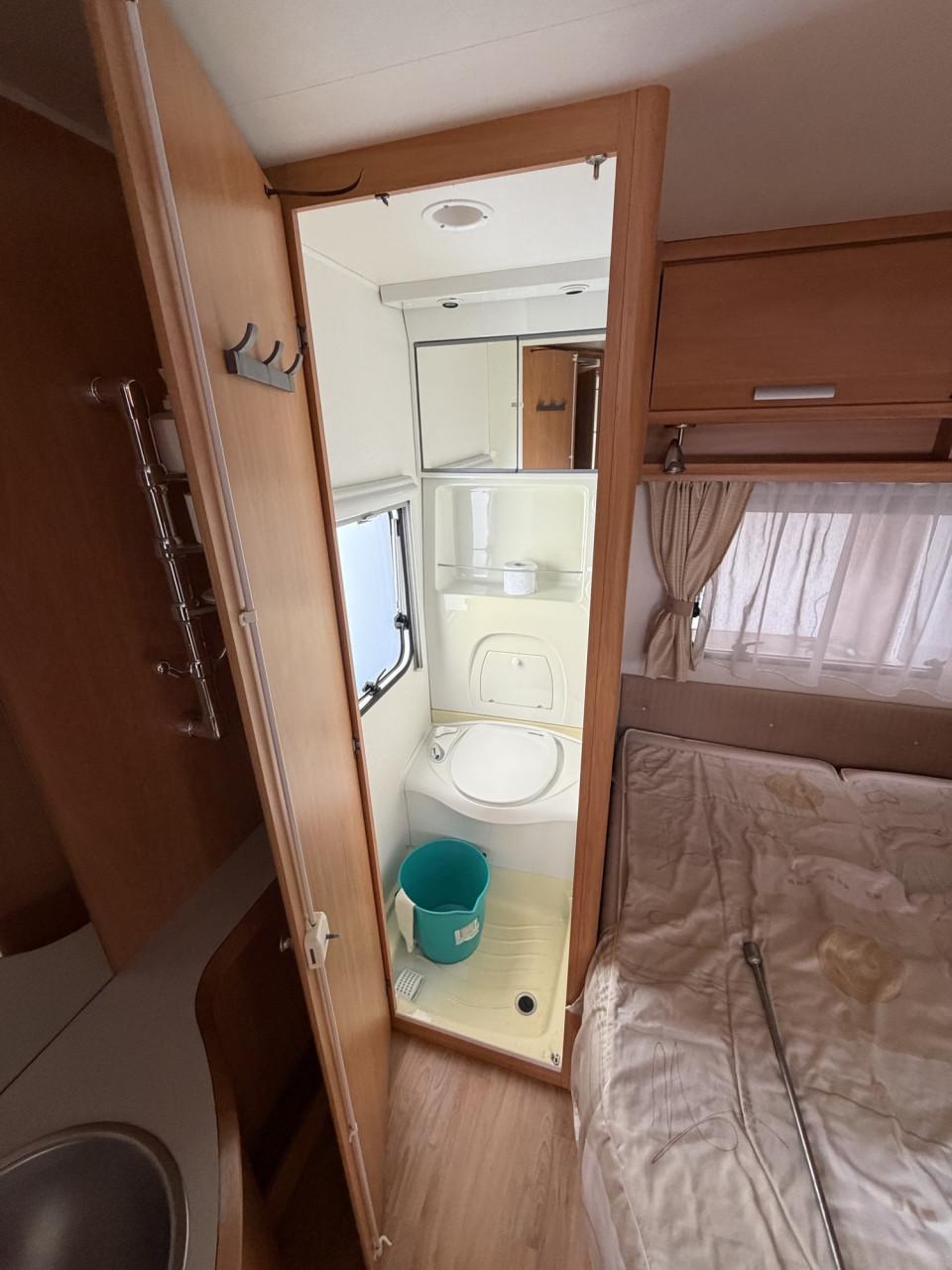 Chateau 466 Carrat  2007 met voortent, fietsenrek en mover