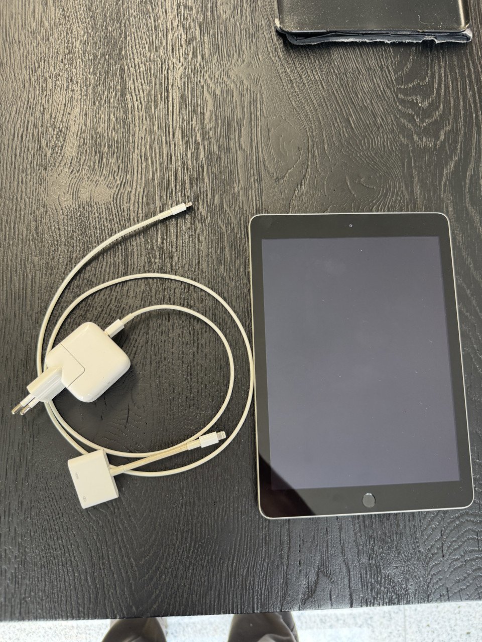 Ipad 5e generatie model 1822  128gb incl verloop naar HDMI