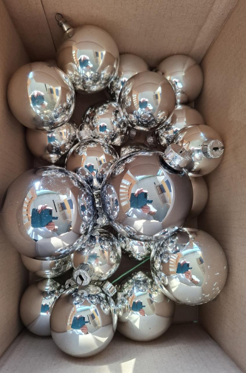 Kerstboom op te tuigen? Verlichting, kerstballen: klein prijsje