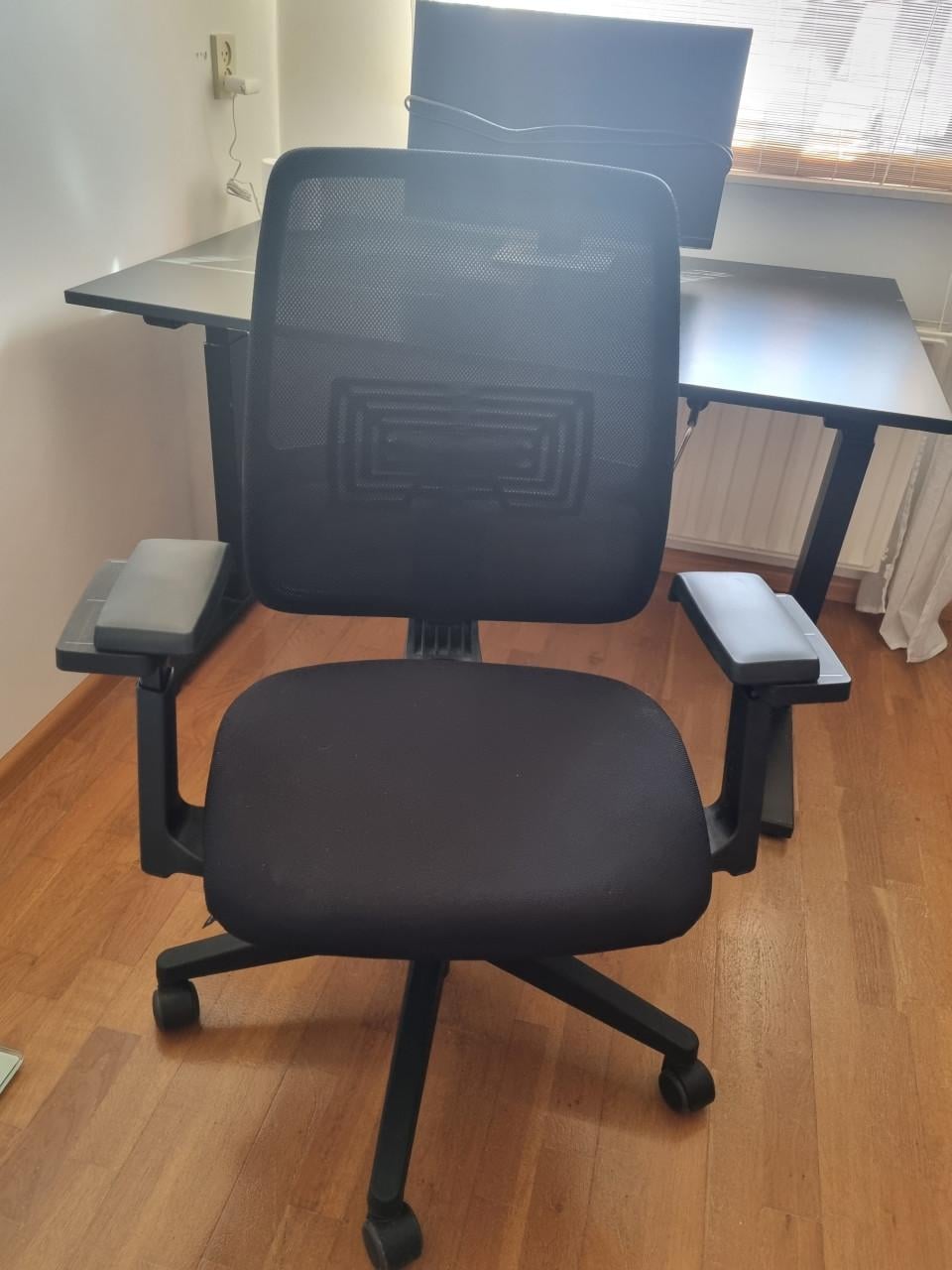 Bureau 80x120 cm. (In hoogte verstelbaar)+ bureaustoel