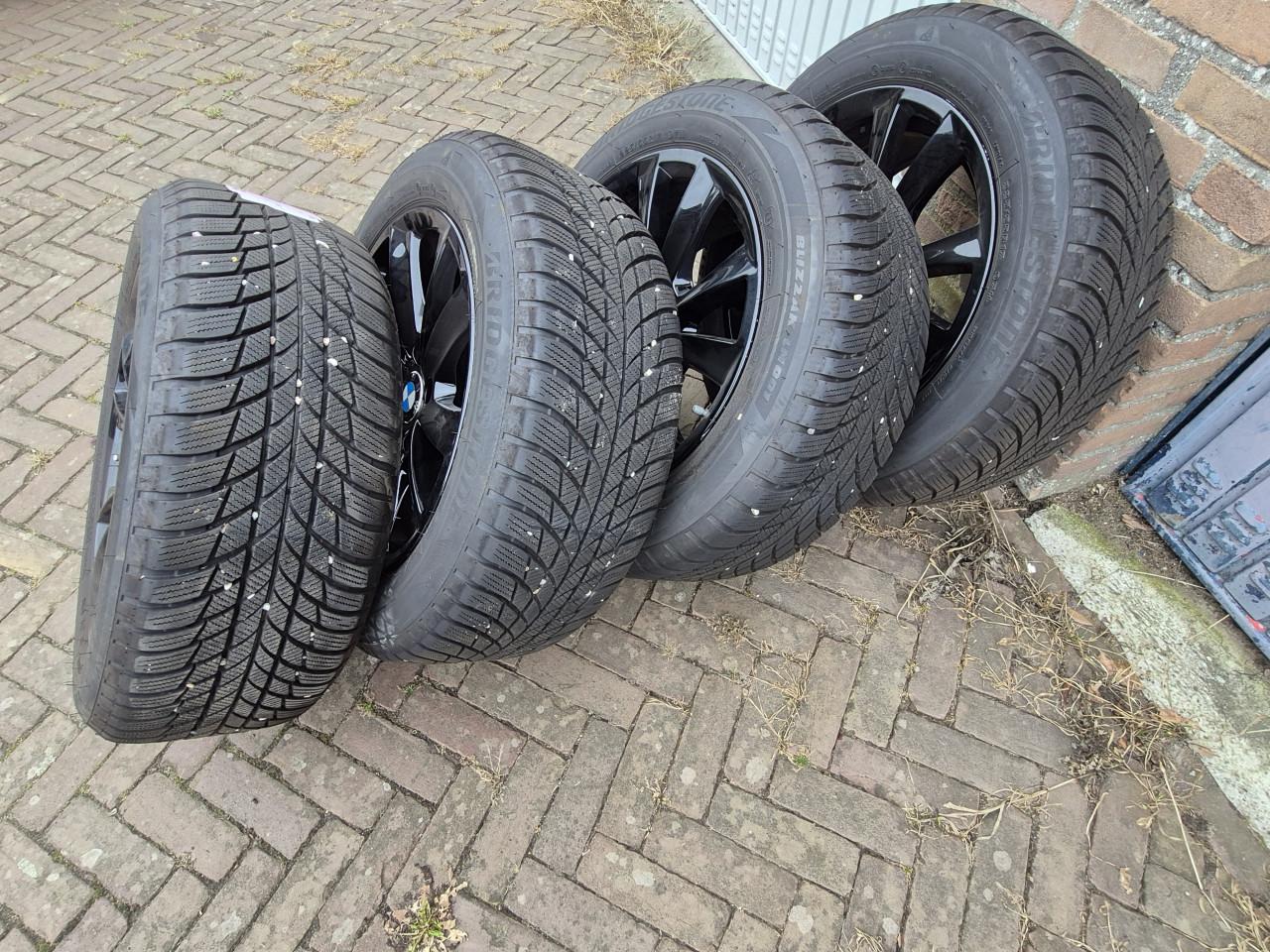 BMW winterbanden 225/55/R17met zwarte velgen