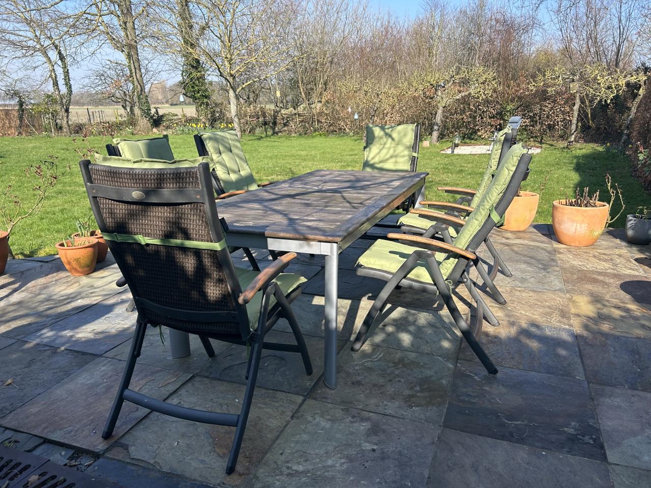 7 Delig tuinset met bijna nieuwe kussens